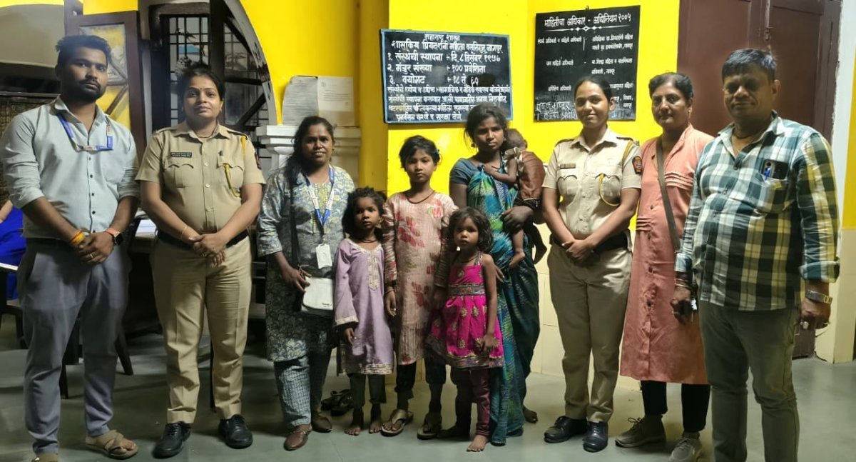 Police Station New Kampthee- जिल्हा महिला व बाल विकास अधिकारी कार्यालय, नवीन कामठी पोलीस स्टेशन व सामाजिक सुरक्षा विभाग यांच्या संयुक्त विद्यमाने  मिशन मुक्ती-३ अंतर्गत नवीन कामठी परिसरात विशेष कार्यवाही करण्यात आली.

सदर कार्यवाहीदरम्यान भिक्षावृत्ती व असुरक्षित परिस्थितीत आढळून आलेल्या
१ महिला व ४ बालकांची सुटका करण्यात आली. बचाव करण्यात आलेल्या महिला व बालकांना आवश्यक संरक्षण, निवारा व पुनर्वसनाच्या दृष्टीने प्रियदर्शनी महिला वस्तीगृहात दाखल करण्यात आले.